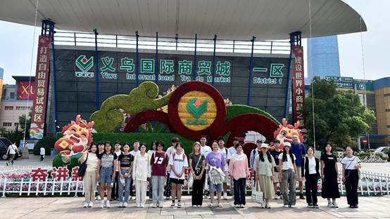 一群人站在建筑前的广场上有许多人  中度可信度描述已自动生成